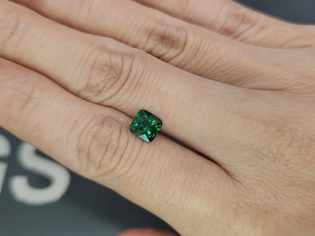 Гранат цаворит Vivid Green в огранке кушон 1,25 карат, Танзания  Изображение №2