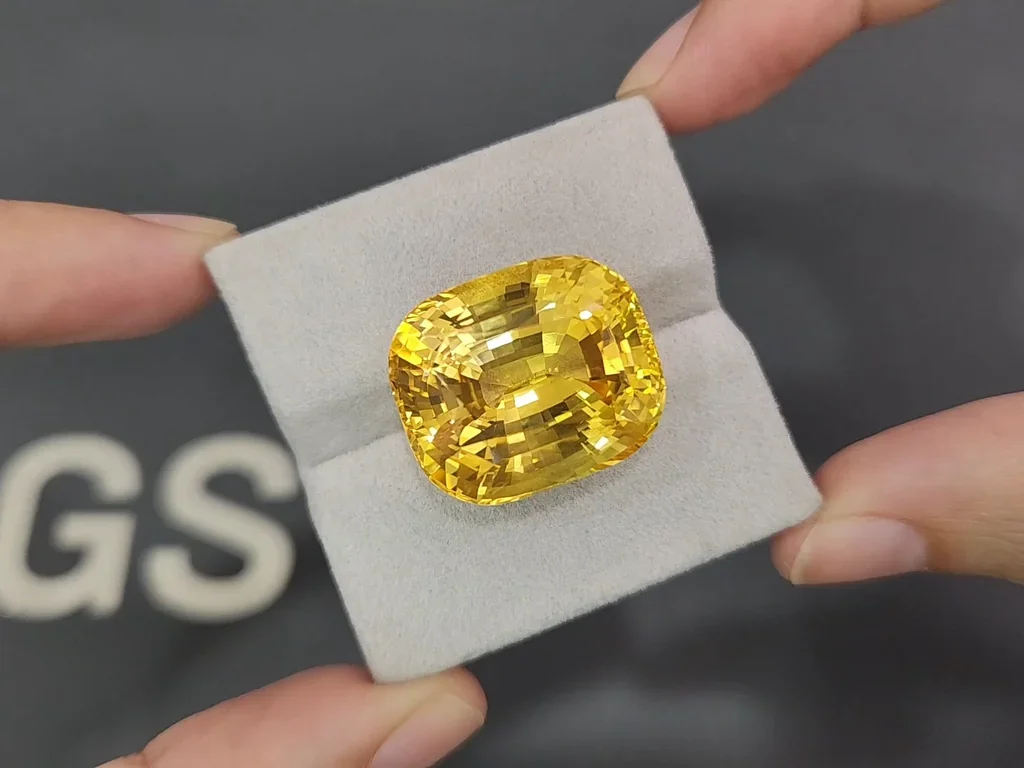 Уникальный негретый Golden Yellow сапфир в огранке кушон 49,90 карат, Шри-Ланка Изображение №4