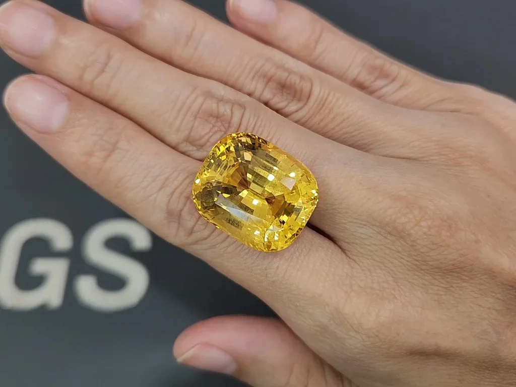 Уникальный негретый Golden Yellow сапфир в огранке кушон 49,90 карат, Шри-Ланка Изображение №2