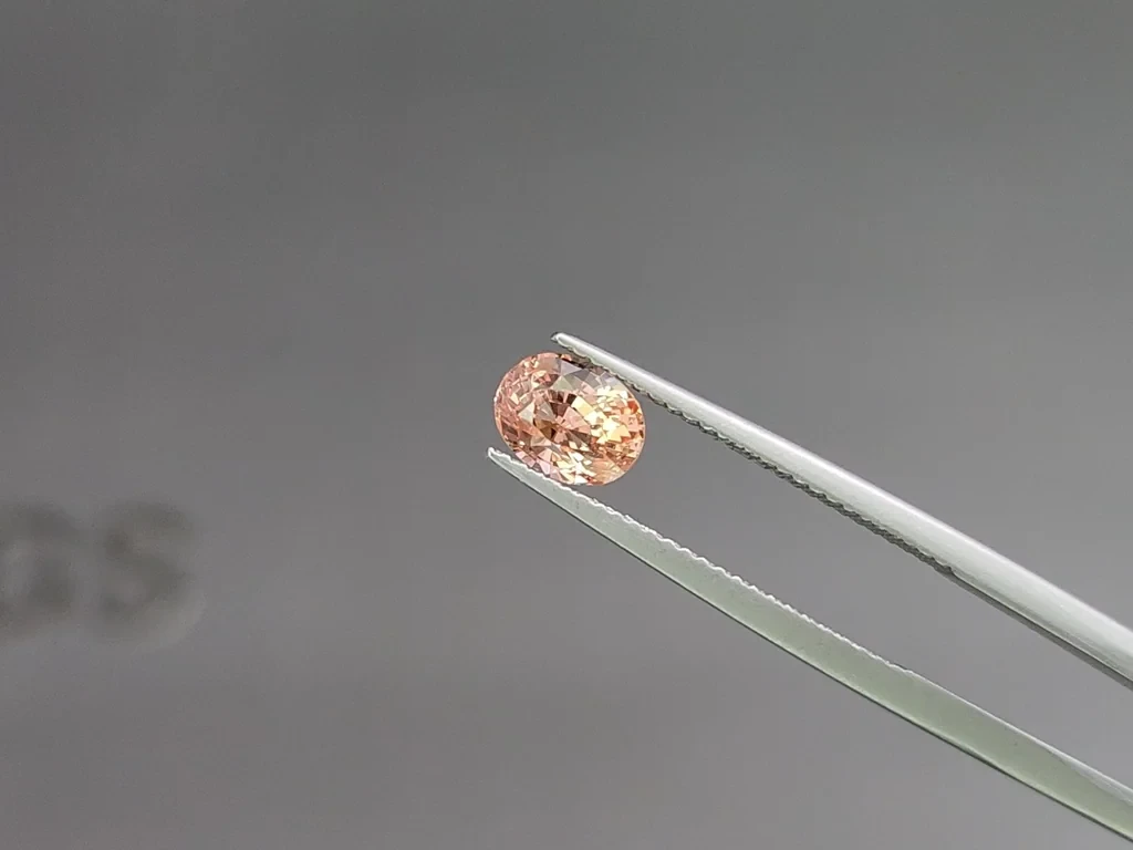 Негретый сапфир Падпараджа в огранке овал  1,51 карат, Шри-Ланка  Изображение №3