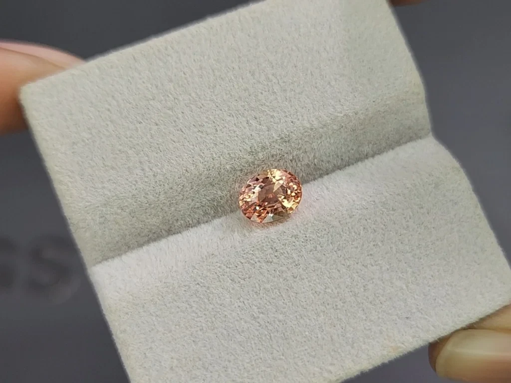 Негретый сапфир Падпараджа в огранке овал  1,51 карат, Шри-Ланка  Изображение №4