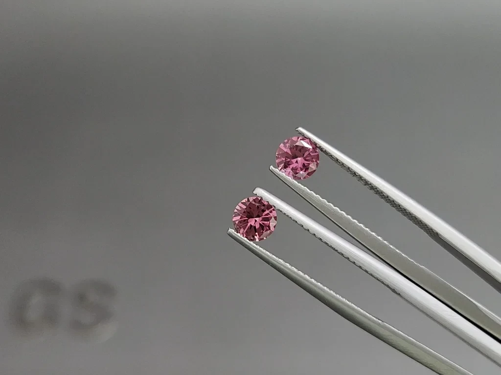 Пара гранатов родолитов в огранке круг 0,95 карат, Мадагаскар Изображение №3