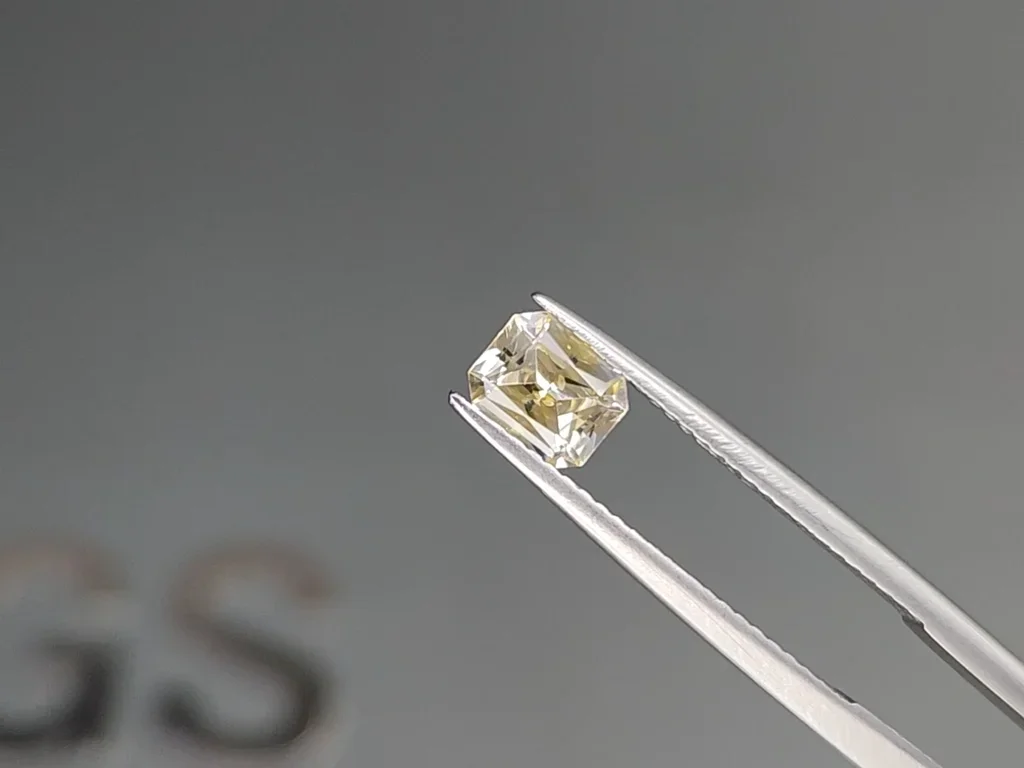 Желтый сапфир Pastel Yellow в огранке радиант 0,80 карата, Шри-Ланка Изображение №3