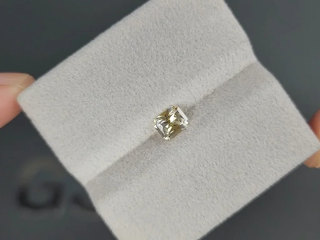 Желтый сапфир Pastel Yellow в огранке радиант 0,80 карата, Шри-Ланка Изображение №4