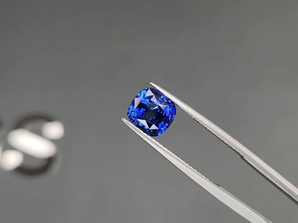 Синий сапфир цвета Cornflower Blue в огранке кушон 3,25 карата, Шри-Ланка Изображение №3