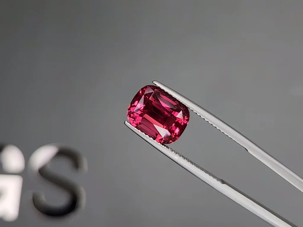 Шпинель Махенге Vibrant Pink-Red в огранке кушон 6,27 карата, Танзания  Изображение №3