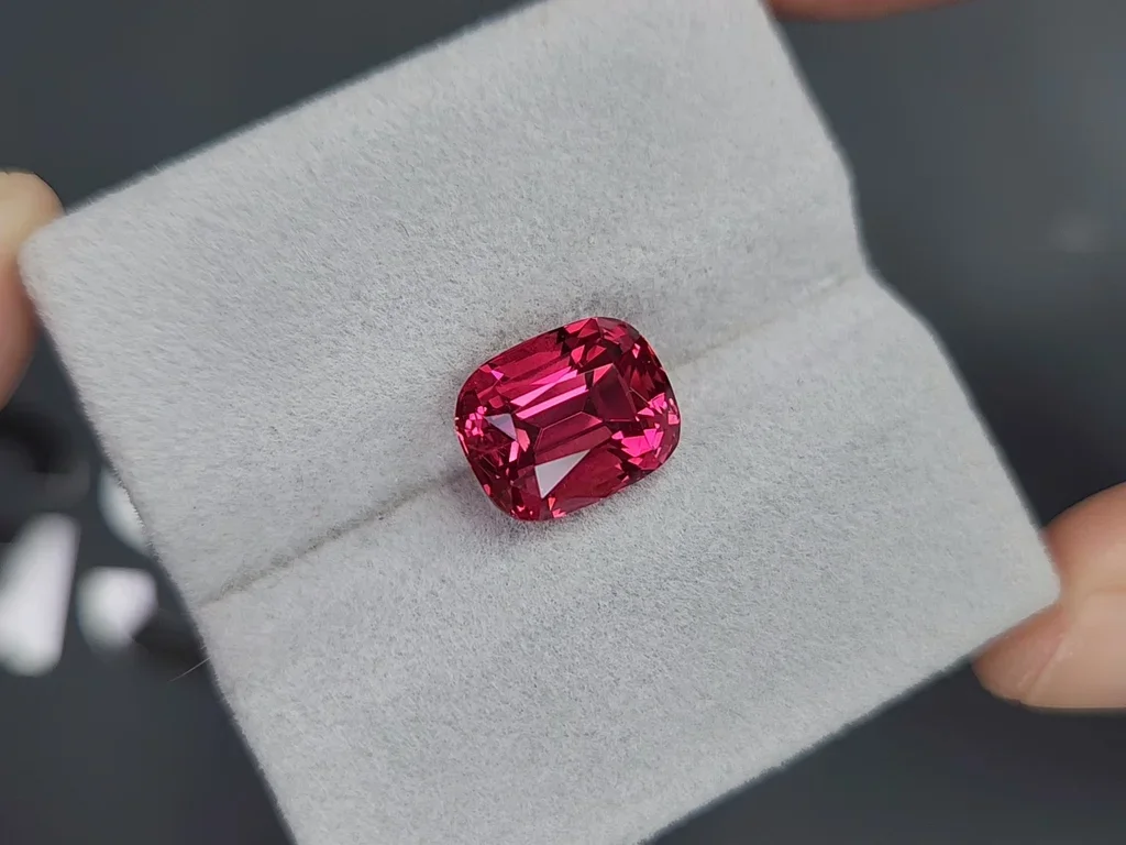 Шпинель Махенге Vibrant Pink-Red в огранке кушон 6,27 карата, Танзания  Изображение №4