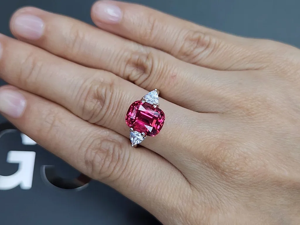 Шпинель Махенге Vibrant Pink-Red в огранке кушон 6,27 карата, Танзания  Изображение №5