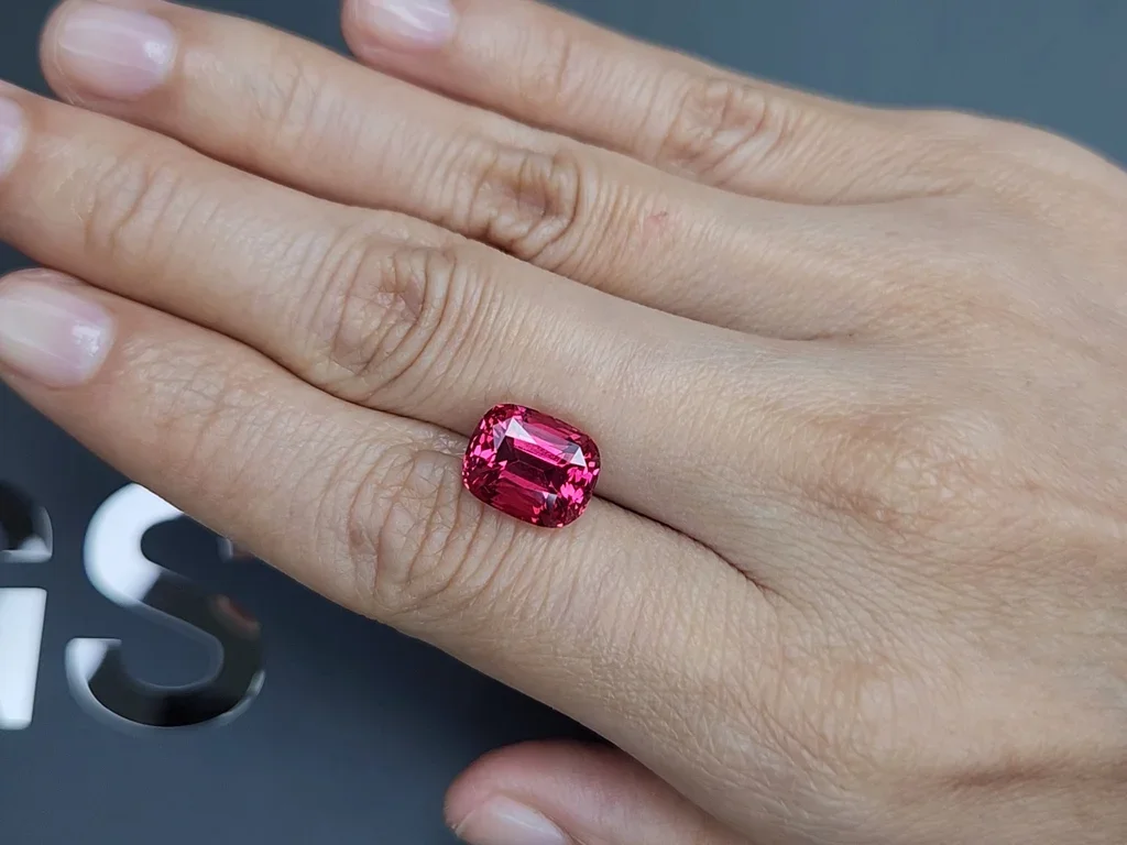 Шпинель Махенге Vibrant Pink-Red в огранке кушон 6,27 карата, Танзания  Изображение №2