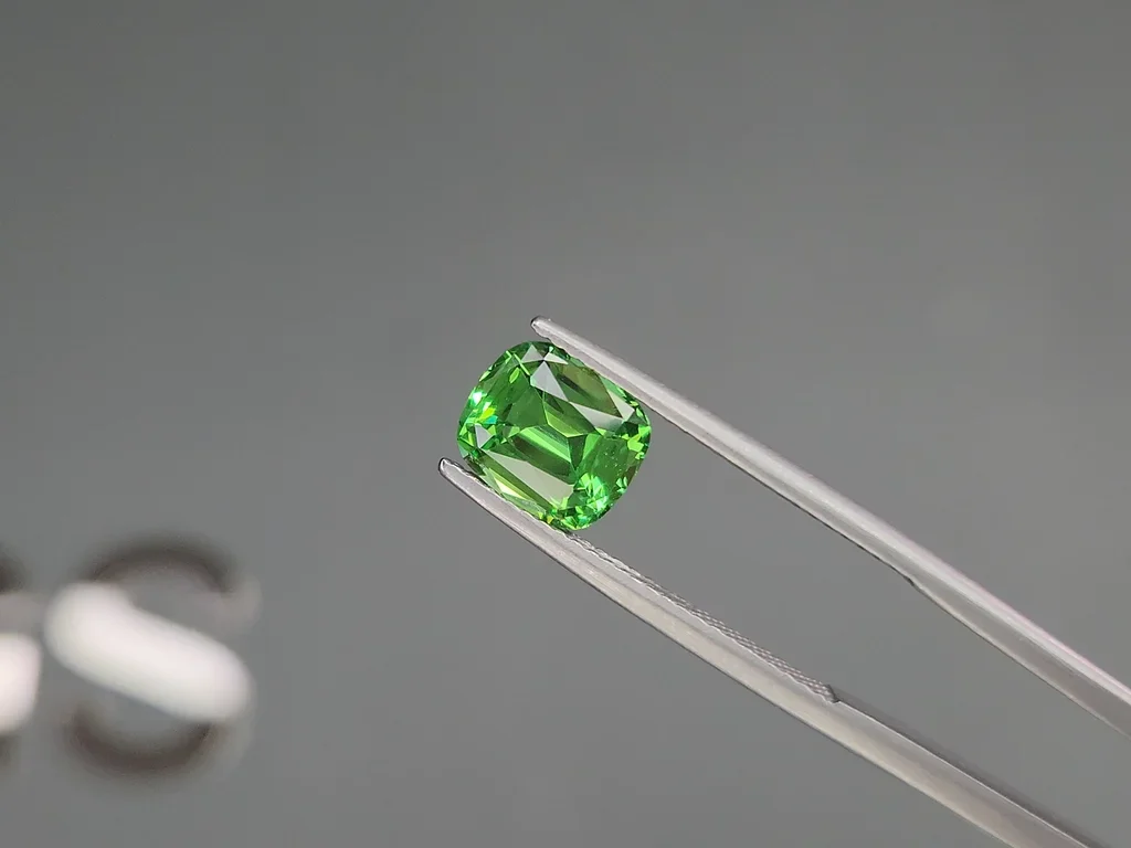 Гранат цаворит Intense Green в огранке кушон 2,04 карата, Танзания  Изображение №3