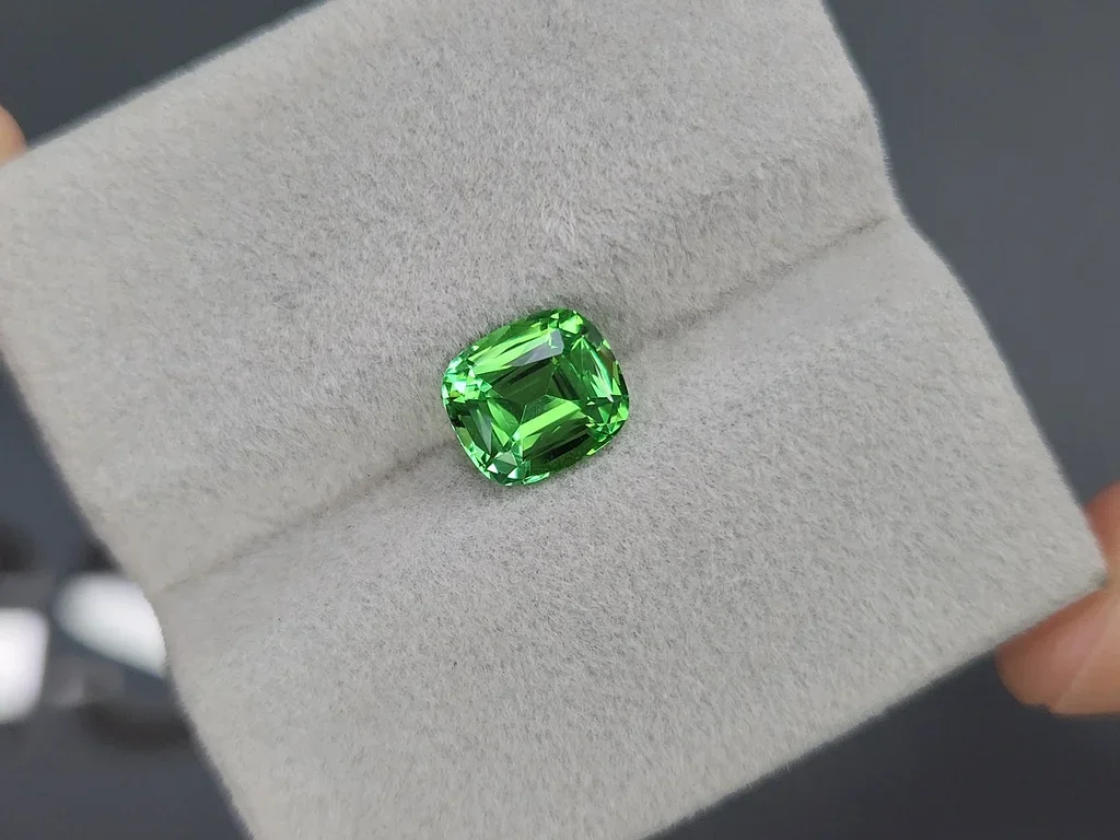Гранат цаворит Intense Green в огранке кушон 2,04 карата, Танзания  Изображение №4