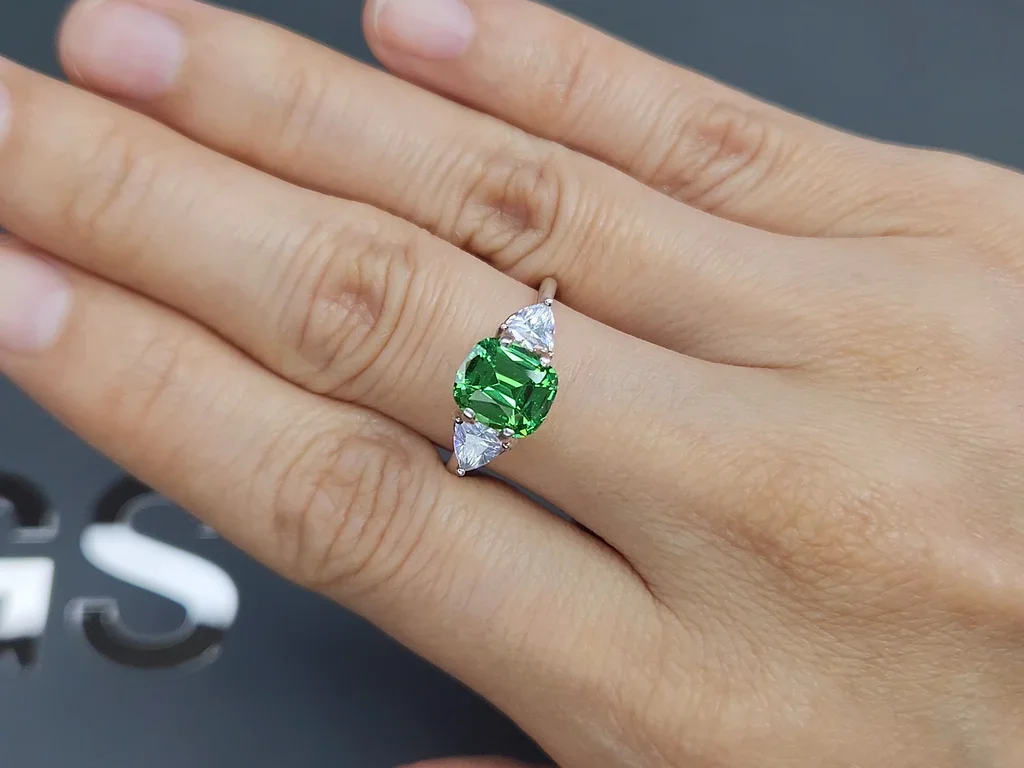 Гранат цаворит Intense Green в огранке кушон 2,04 карата, Танзания  Изображение №5