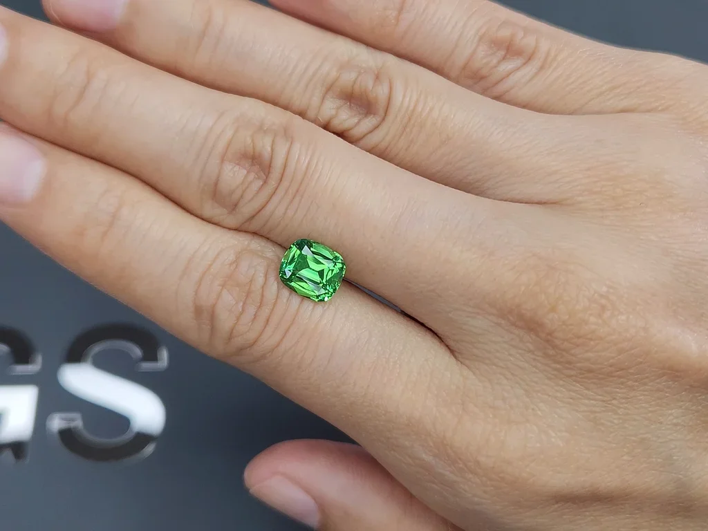 Гранат цаворит Intense Green в огранке кушон 2,04 карата, Танзания  Изображение №2