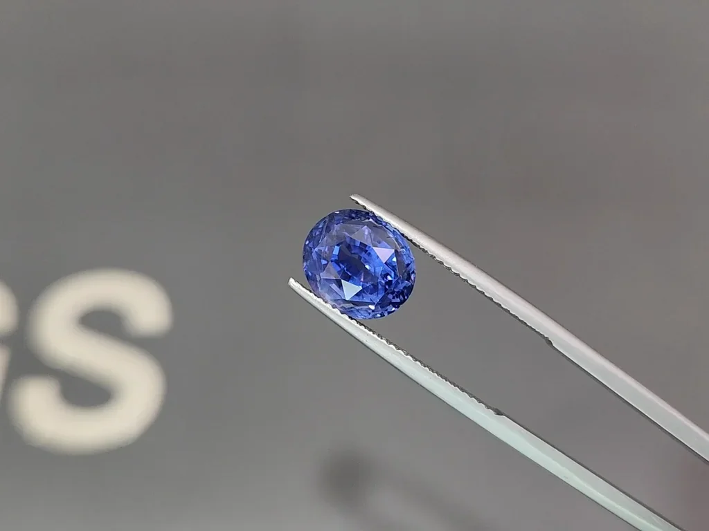 Негретый сапфир Cornflower Blue в огранке овал 6,61 карат, Шри-Ланка Изображение №3