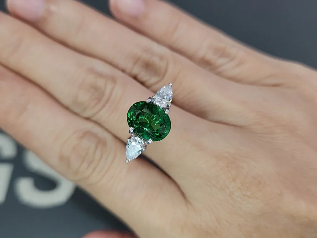 Гранат цаворит Vivid Green в огранке овал 4,05 карат, Танзания Изображение №5