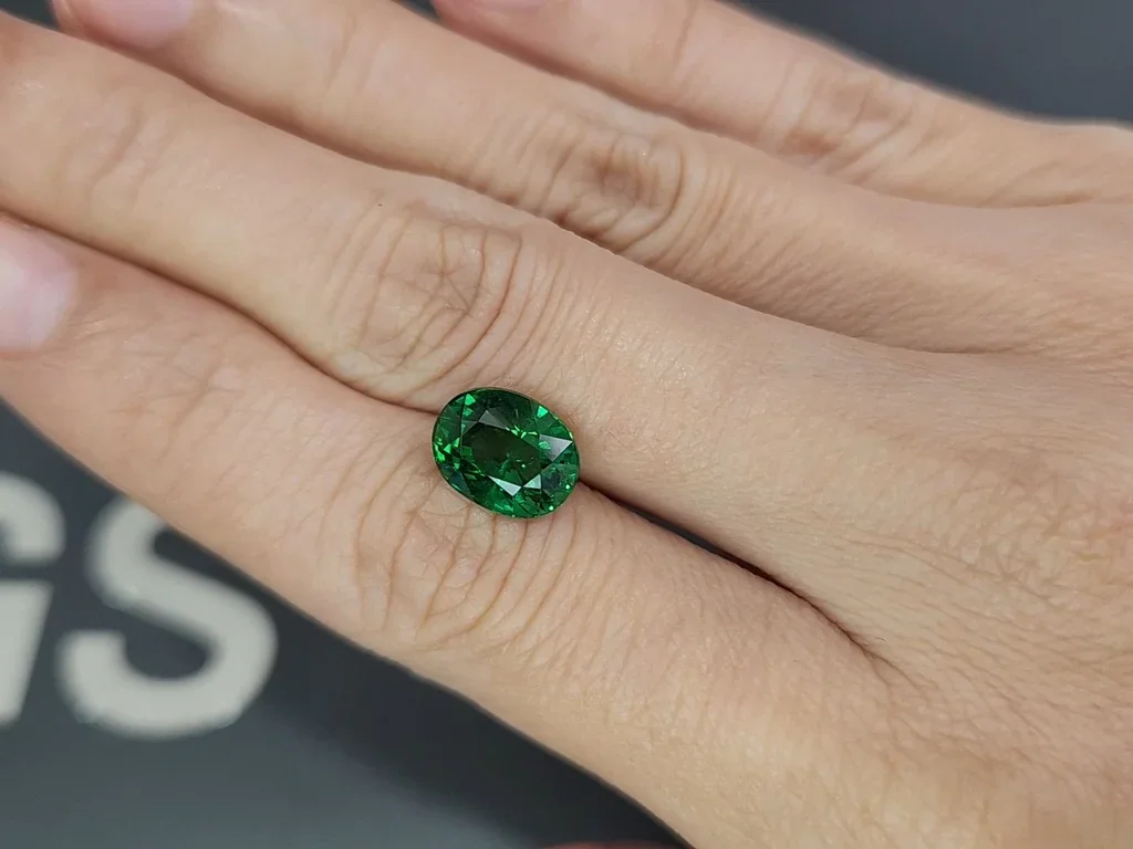 Гранат цаворит Vivid Green в огранке овал 4,05 карат, Танзания Изображение №2