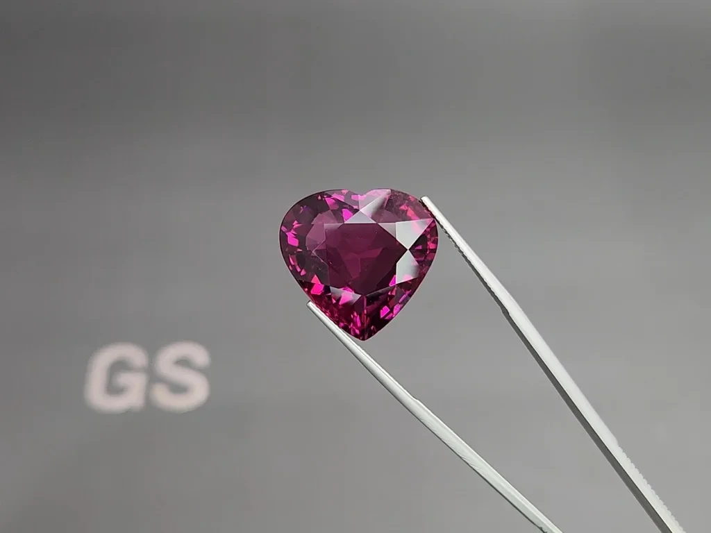 Крупный турмалин рубеллит в огранке сердце 37,85 карат, Африка Изображение №3