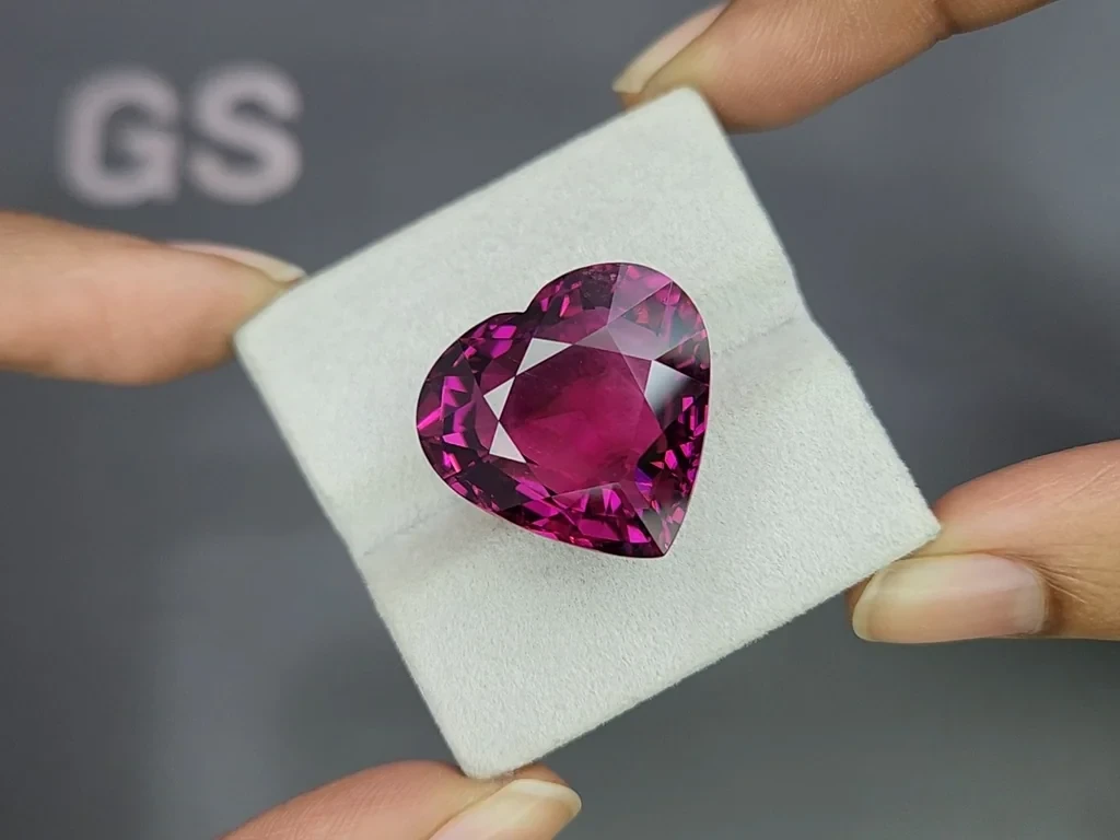 Крупный турмалин рубеллит в огранке сердце 37,85 карат, Африка Изображение №4