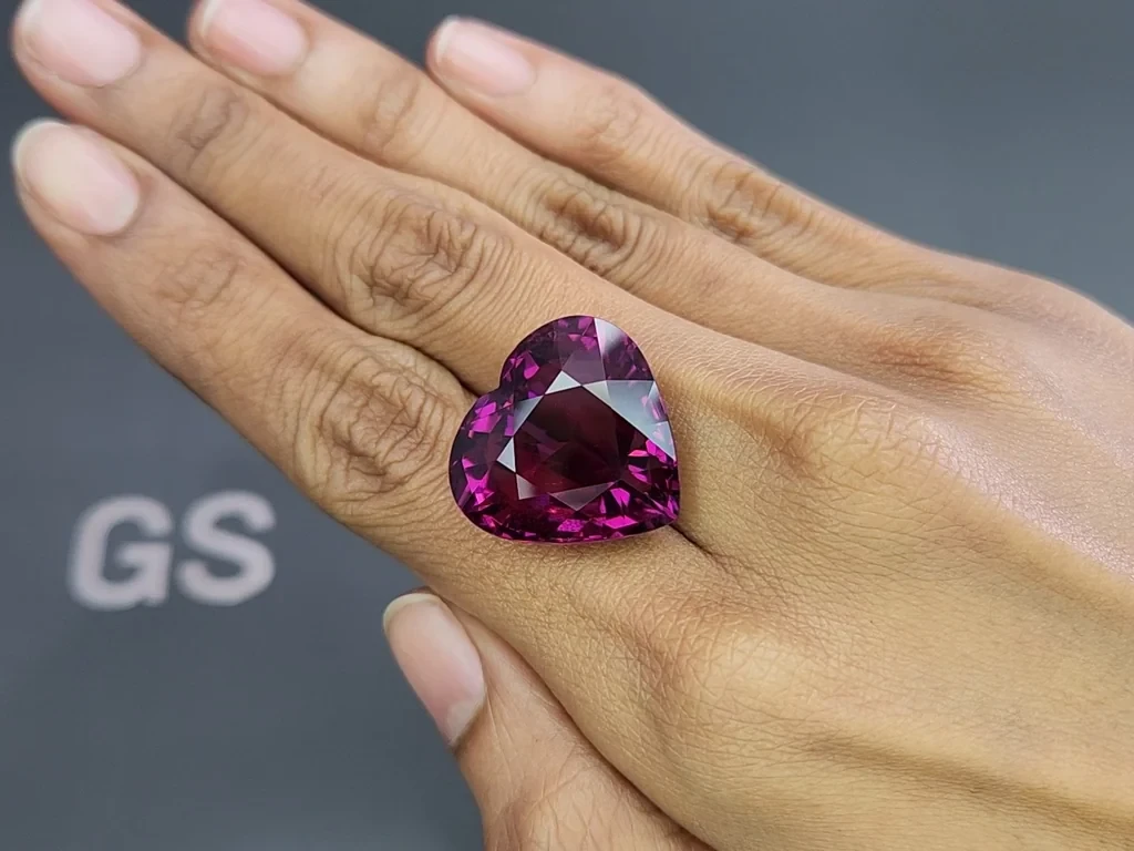 Крупный турмалин рубеллит в огранке сердце 37,85 карат, Африка Изображение №2