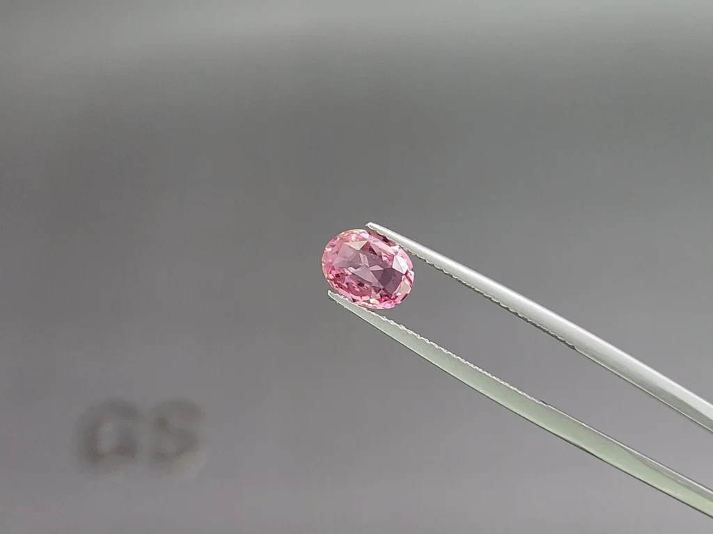 Негретый сапфир Падпараджа в огранке овал 1,52 карат, Шри-Ланка  Изображение №3