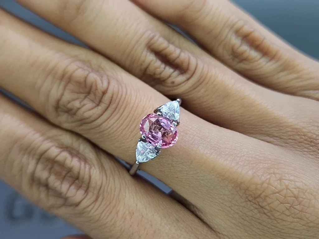 Негретый сапфир Падпараджа в огранке овал 1,52 карат, Шри-Ланка  Изображение №5