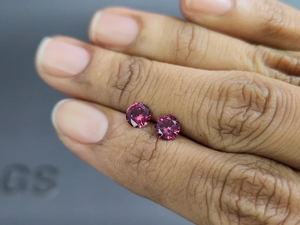 Пара гранатов родолитов в огранке круг 1,31 карат, Мадагаскар Изображение №2