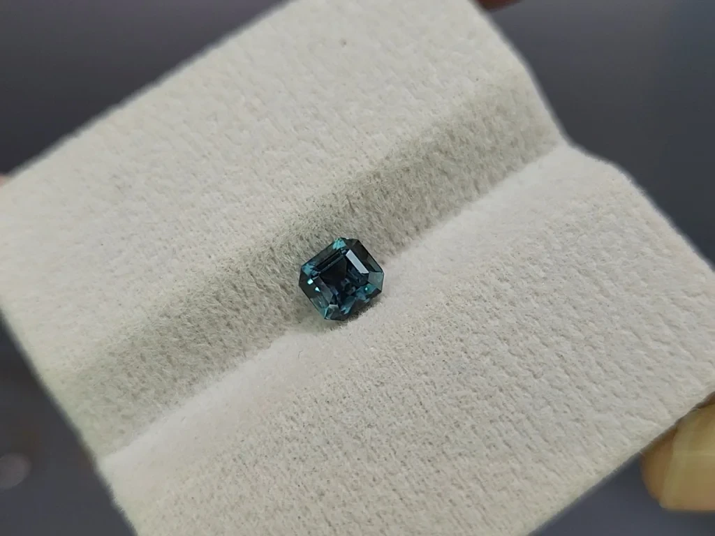 Негретый сапфир Teal в огранке октагон 1,06 карат, Мадагаскар Изображение №4