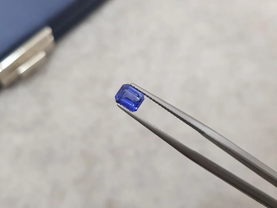 Синий сапфир цвета Cornflower blue из Шри-Ланки в огранке октагон 1,05 карат Изображение №2