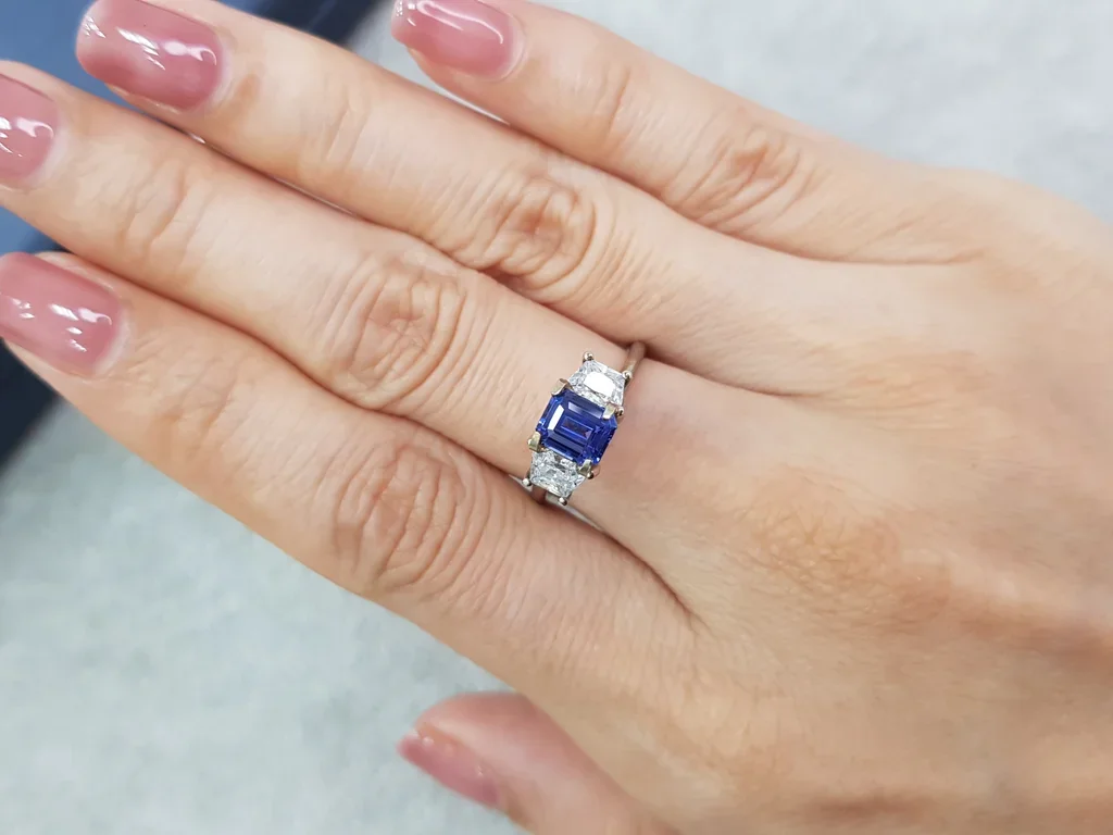 Синий сапфир цвета Cornflower blue из Шри-Ланки в огранке октагон 1,05 карат Изображение №3