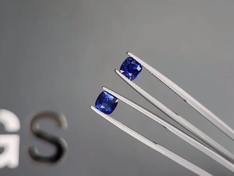 Пара синих сапфиров Royal Blue в огранке кушон 1,71 карата, Шри-Ланка Изображение №3