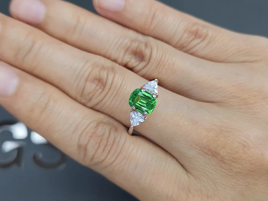 Гранат цаворит Intense Green в огранке кушон 1,69 карата, Танзания  Изображение №5