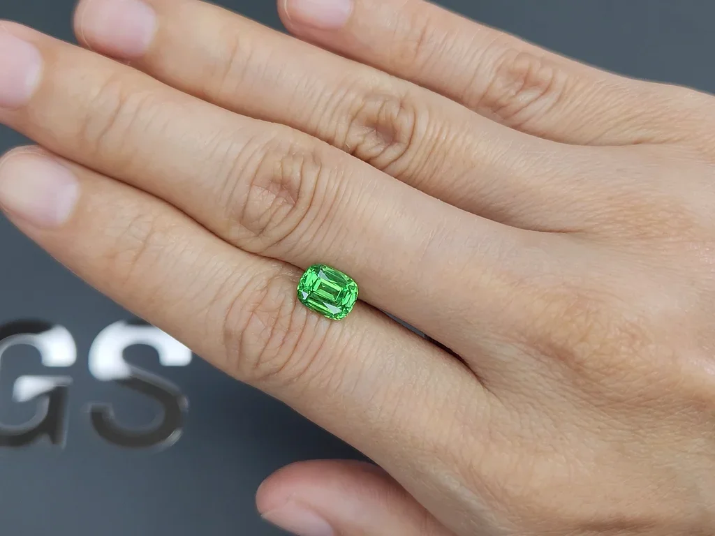 Гранат цаворит Intense Green в огранке кушон 1,69 карата, Танзания  Изображение №2