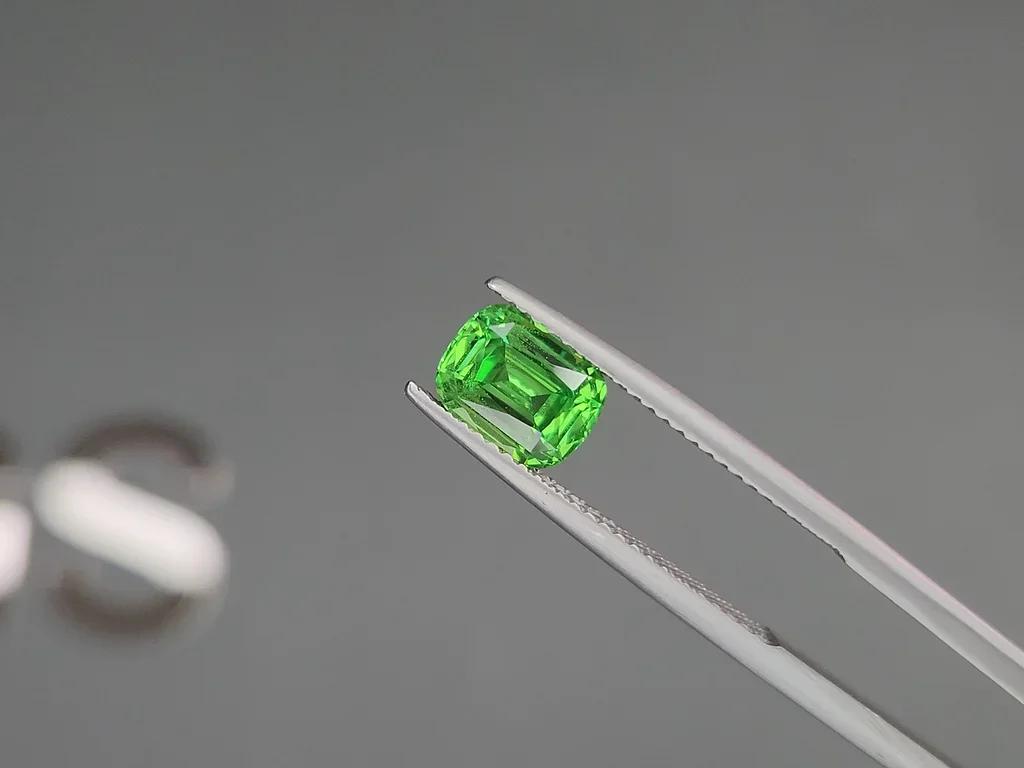 Гранат цаворит Intense Green в огранке кушон 1,69 карата, Танзания  Изображение №3