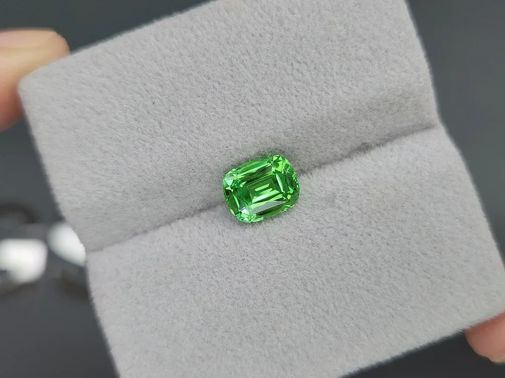 Гранат цаворит Intense Green в огранке кушон 1,69 карата, Танзания  Изображение №4