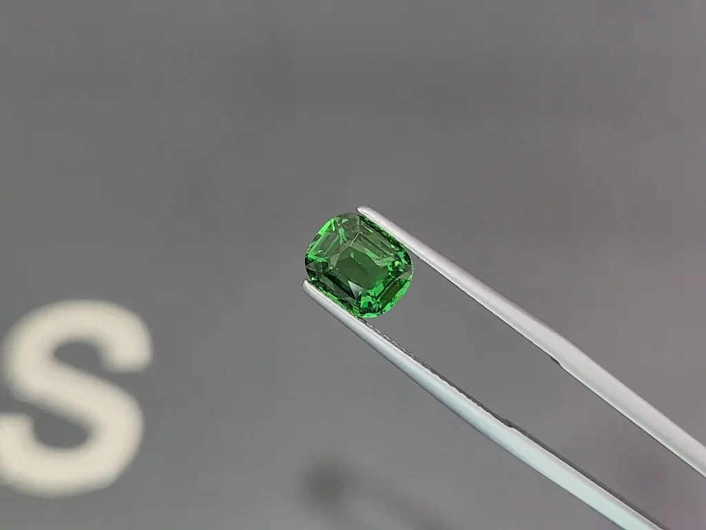 Гранат цаворит Intense Green в огранке кушон 2,59 карат, Танзания  Изображение №3