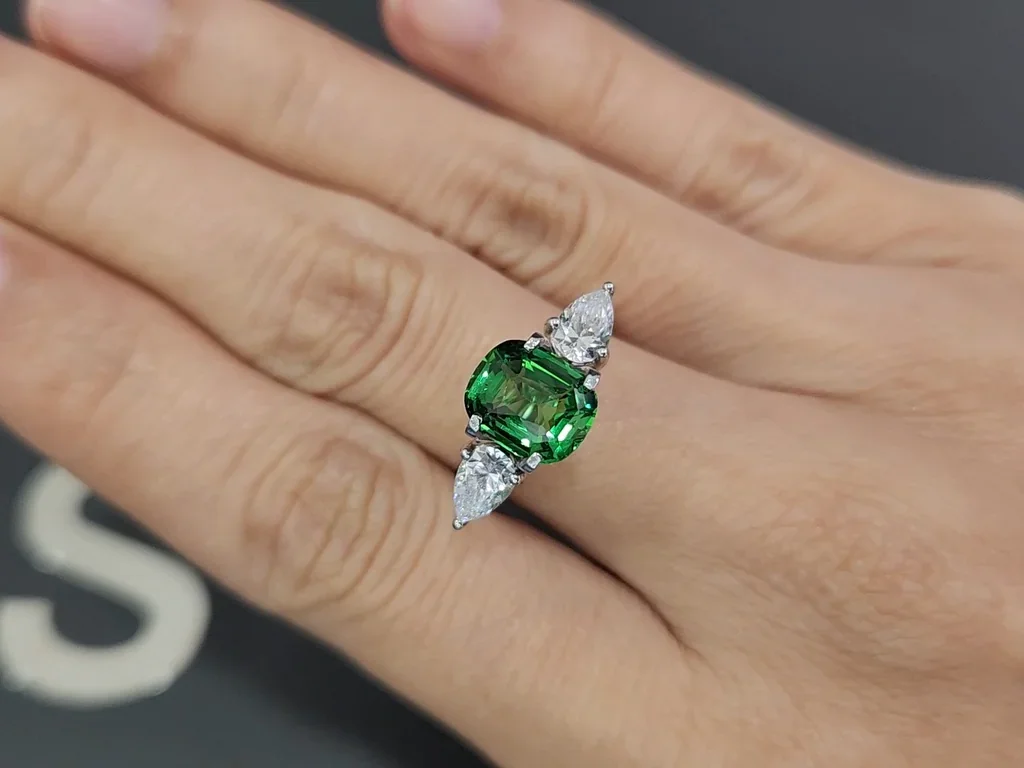 Гранат цаворит Intense Green в огранке кушон 2,59 карат, Танзания  Изображение №5
