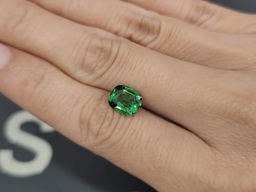 Гранат цаворит Intense Green в огранке кушон 2,59 карат, Танзания  Изображение №2