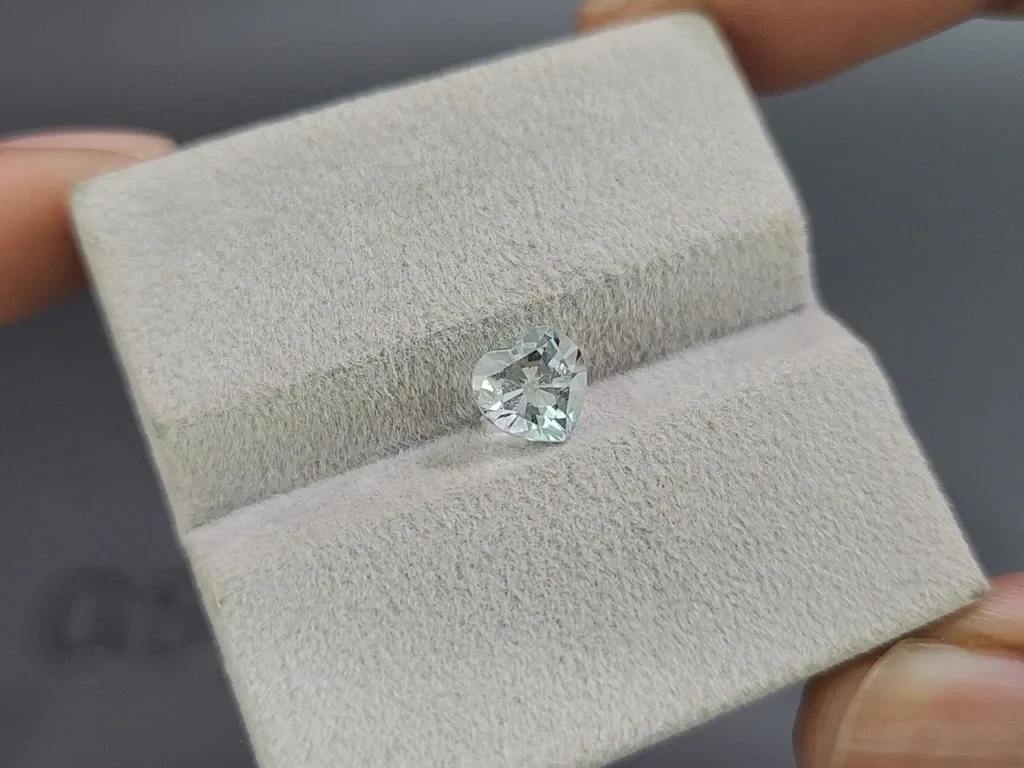 Аквамарин в огранке сердце 0,96 карат, Мадагаскар  Изображение №4