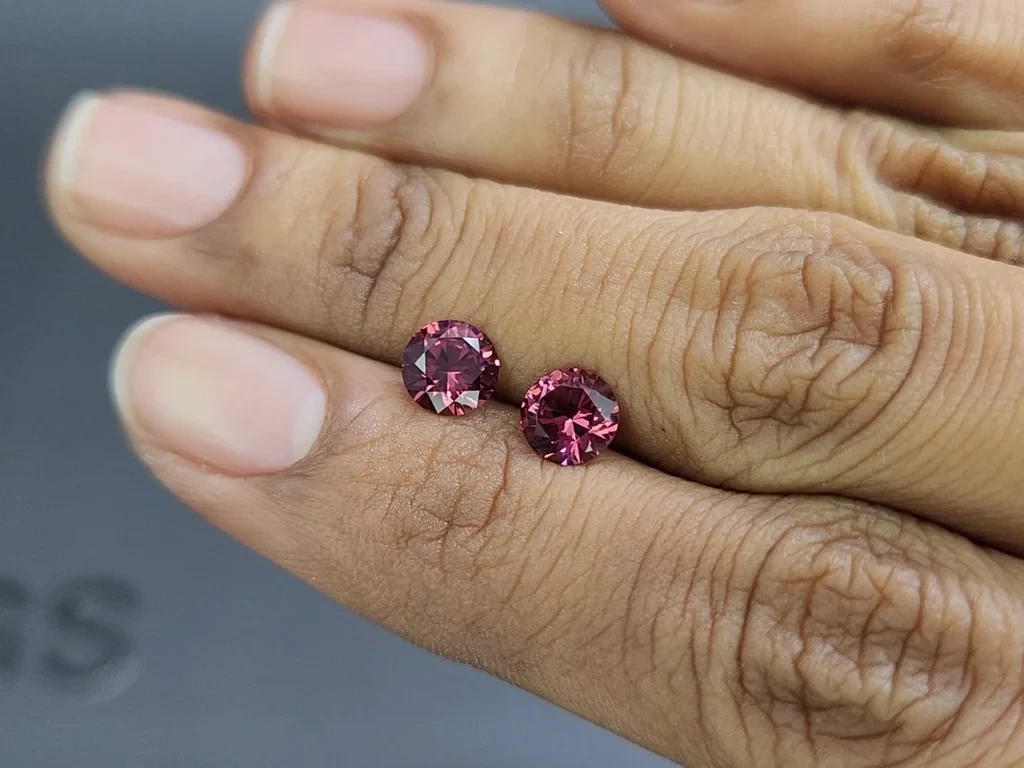 Пара гранатов родолитов в огранке круг 1,85 карат, Мадагаскар Изображение №2