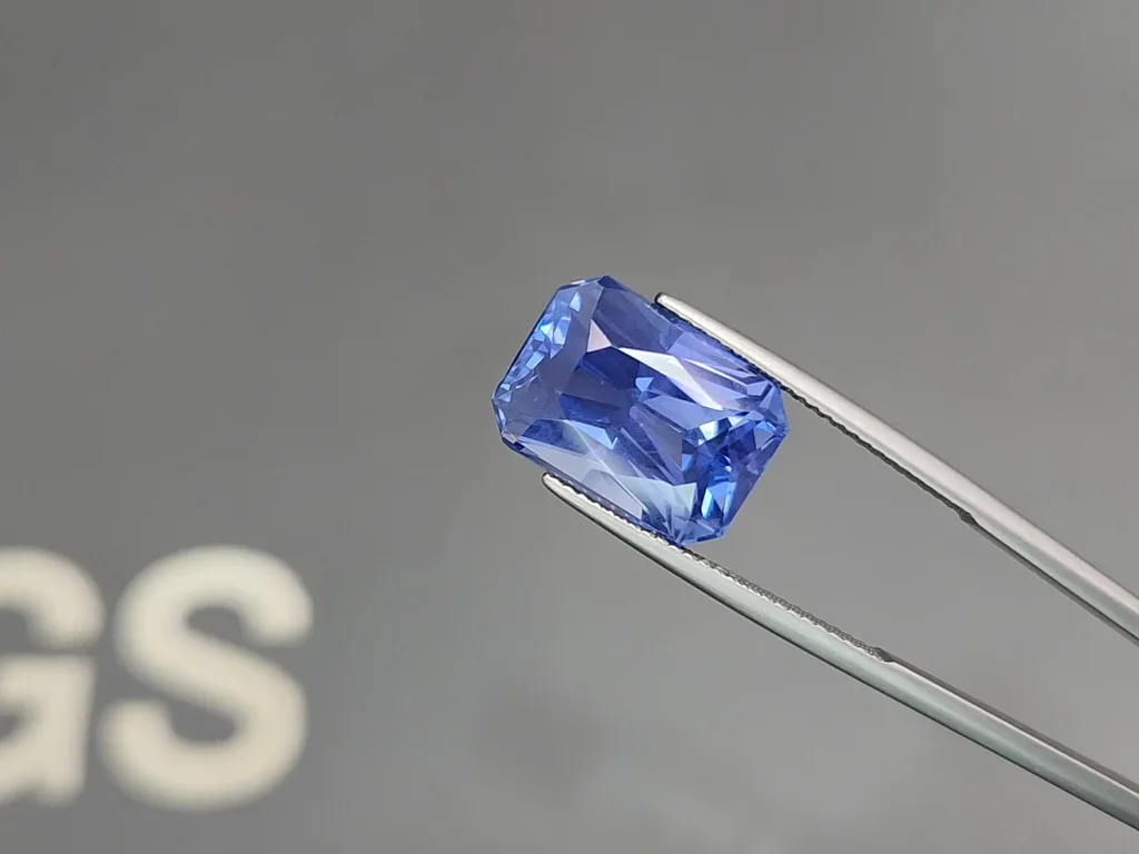 Негретый сапфир цвета Cornflower blue 13,60 карата в огранке радиант  Изображение №3
