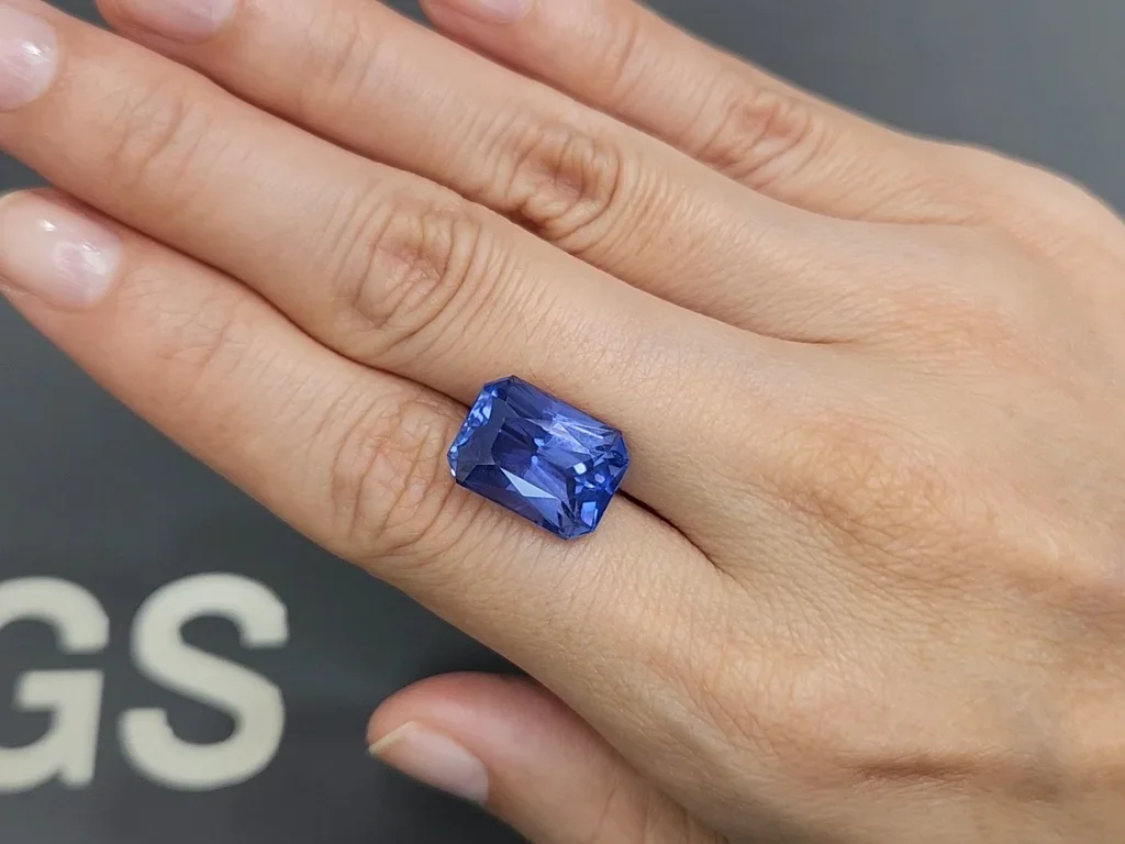 Негретый сапфир цвета Cornflower blue 13,60 карата в огранке радиант  Изображение №2
