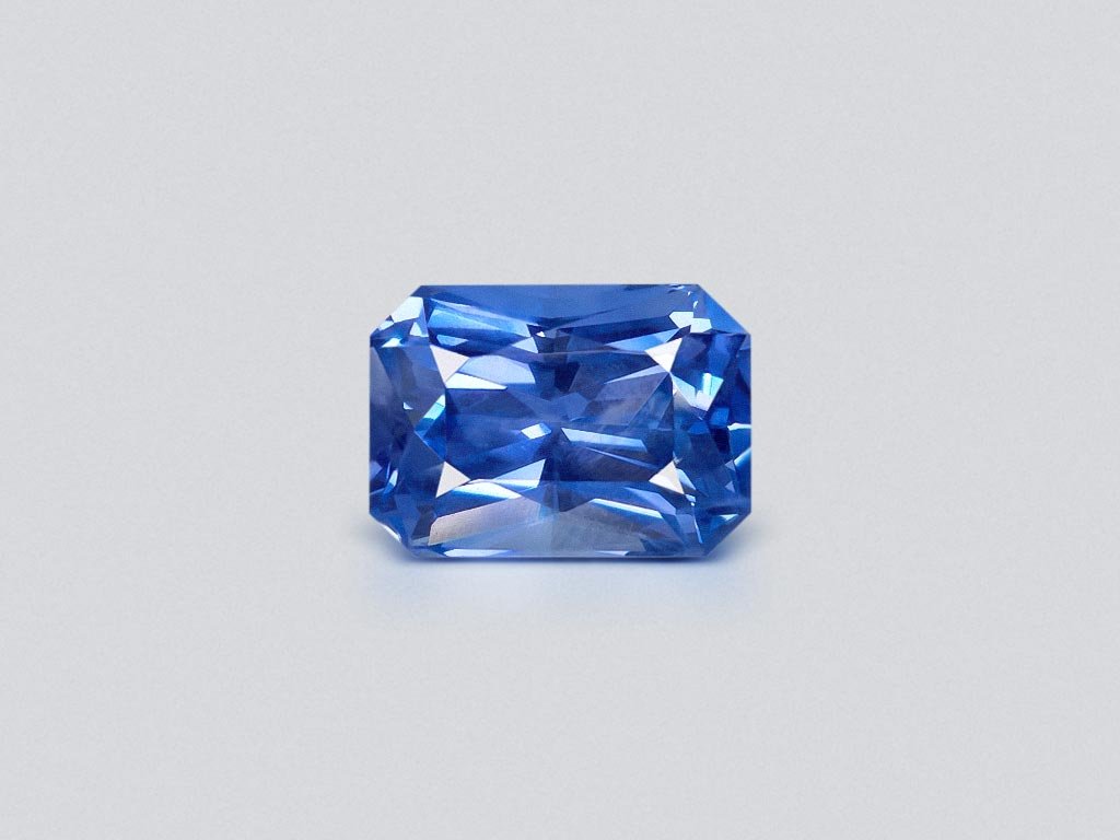 Негретый сапфир цвета Cornflower blue 13,60 карата в огранке радиант  Изображение №1