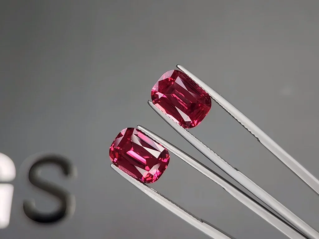 Пара шпинелей Махенге Vibrant Pink-Red в огранке кушон 10,46 карата, Танзания  Изображение №3