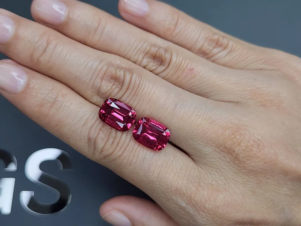 Пара шпинелей Махенге Vibrant Pink-Red в огранке кушон 10,46 карата, Танзания  Изображение №2