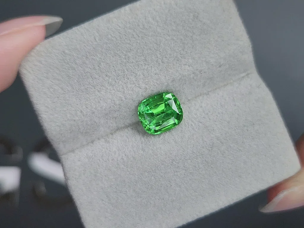 Гранат цаворит Intense Green в огранке кушон 2,11 карата, Танзания  Изображение №4