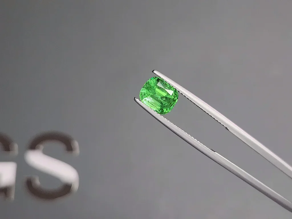 Гранат цаворит Intense Green в огранке кушон 2,11 карата, Танзания  Изображение №3