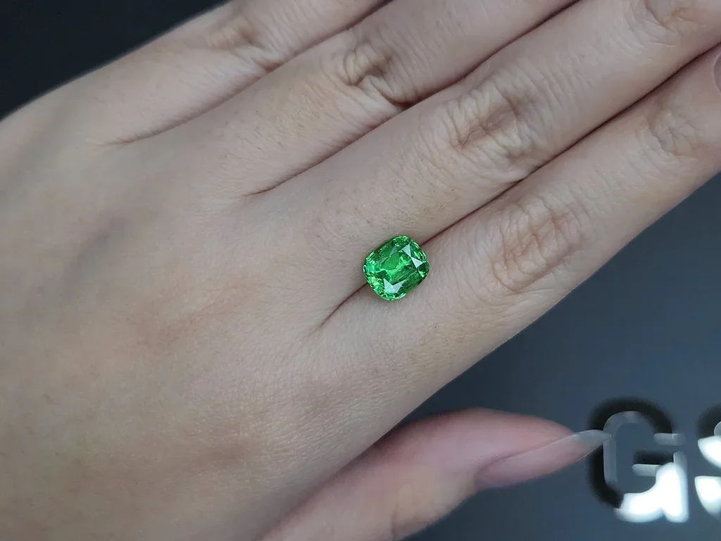 Гранат цаворит Intense Green в огранке кушон 2,11 карата, Танзания  Изображение №2
