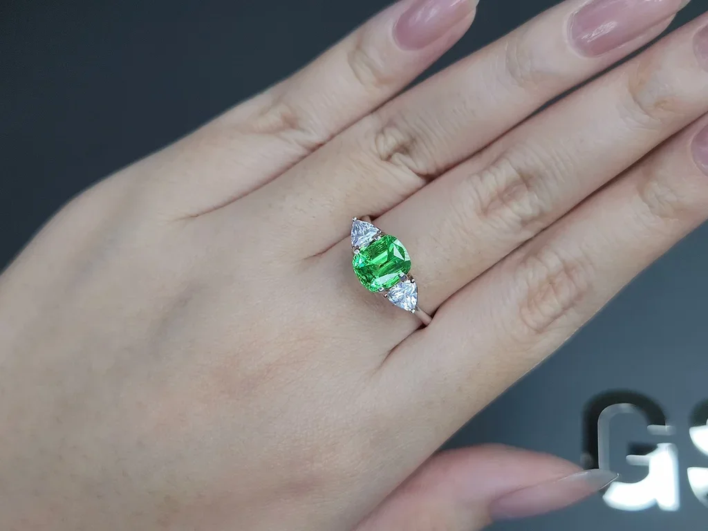 Гранат цаворит Intense Green в огранке кушон 2,11 карата, Танзания  Изображение №5