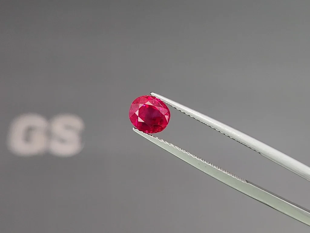 Негретый рубин Pigeon's blood в огранке овал 2,00 карата, Бирма (Могок) Изображение №3