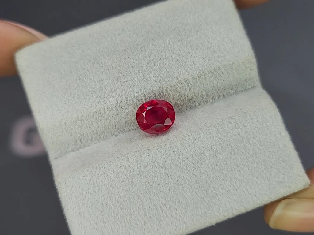 Негретый рубин Pigeon's blood в огранке овал 2,00 карата, Бирма (Могок) Изображение №4